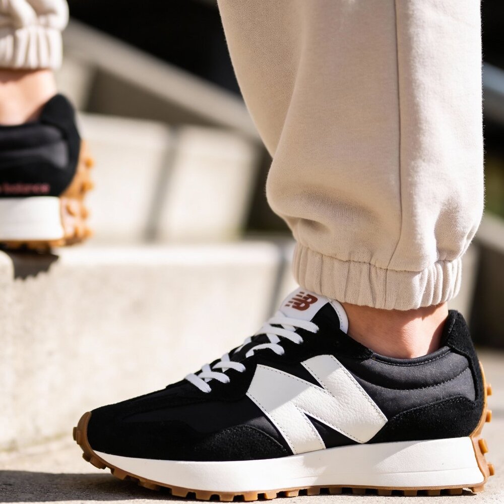 NEW BALANCE 327 Casual Women's Sneakers Shoes Black/White Leather Logo size 7.5